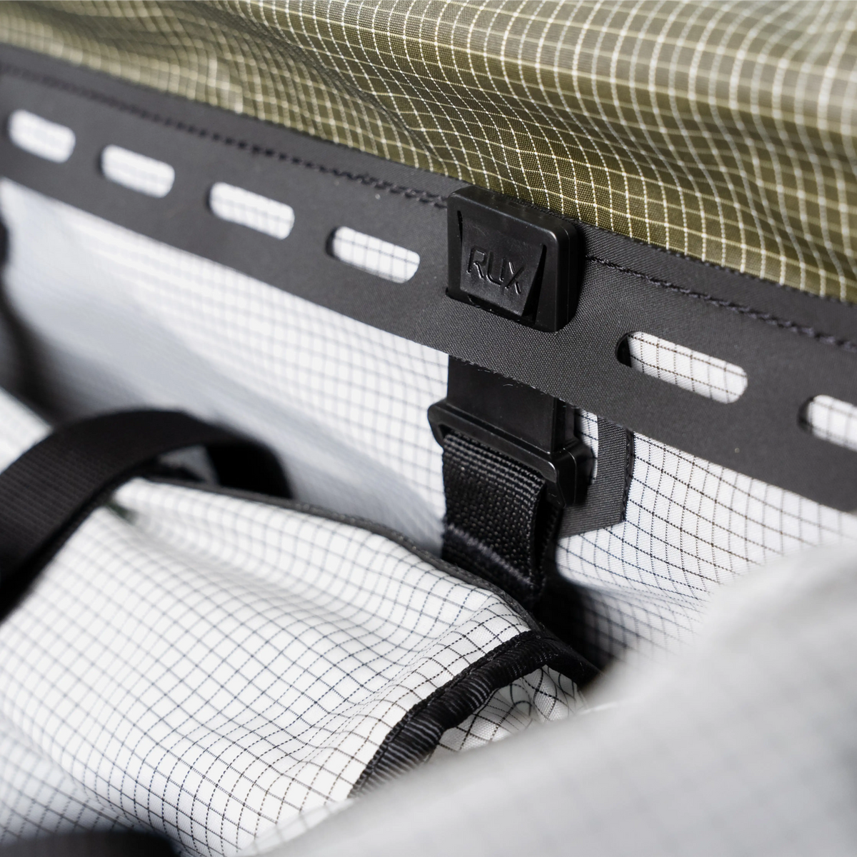 RUX Duffel Box 55L Green – detalj, soft rail