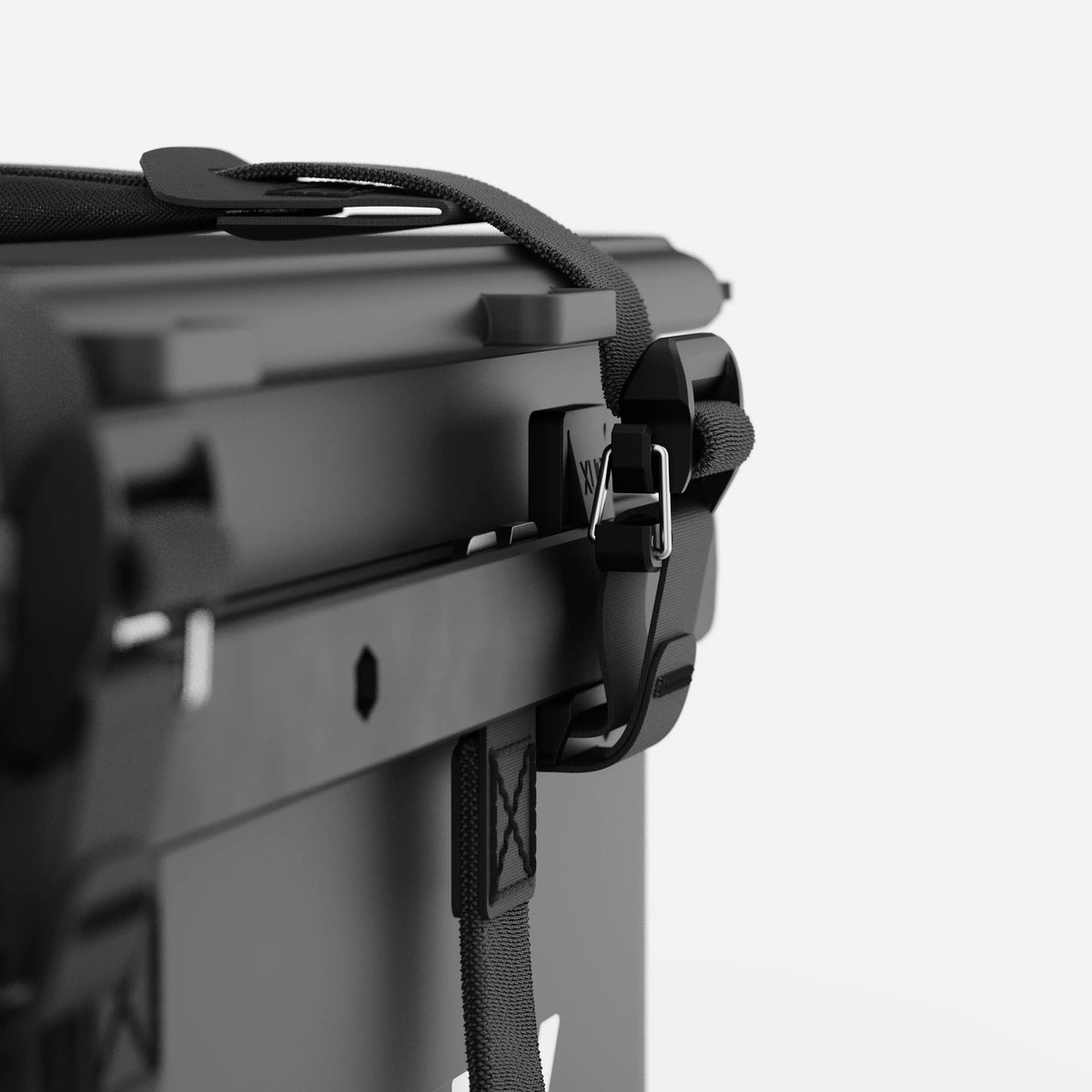 RUX 40L Gear Box Black – detalj, spännen och skena